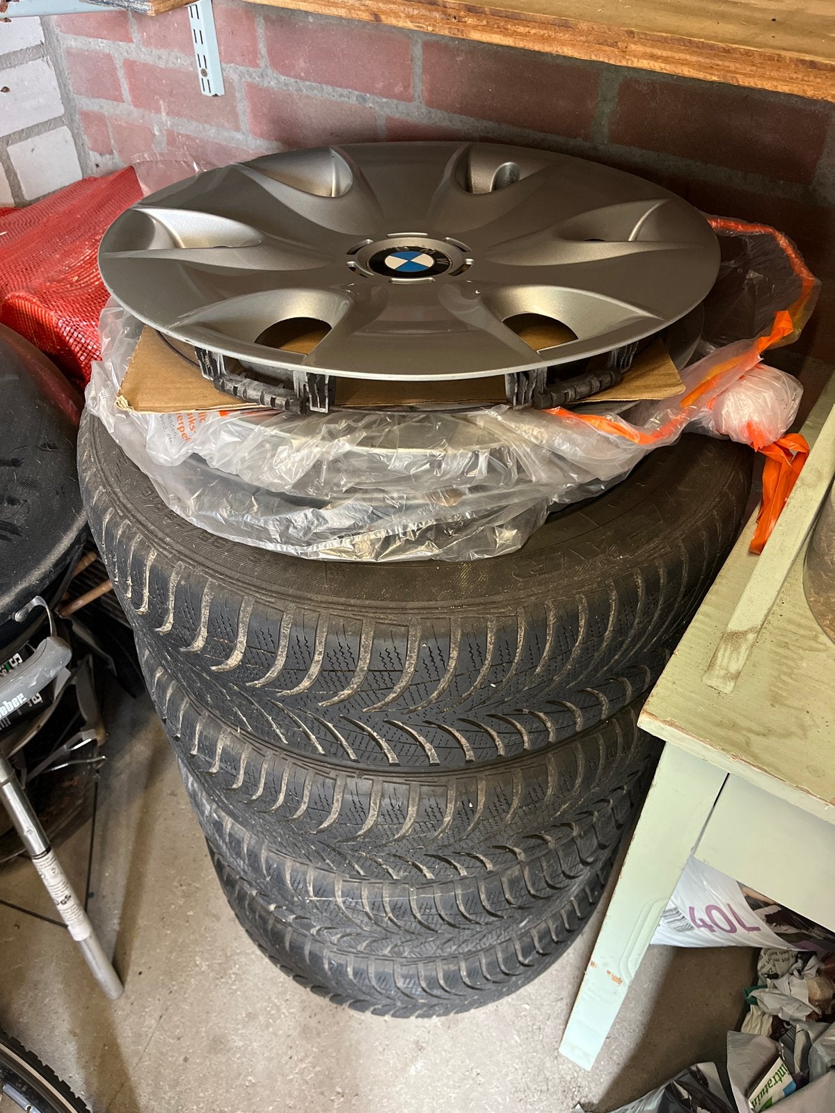 Winterbanden met velgen en BMW wieldoppen 195/55R16, Ophalen, Gebruikt, 16 inch, Banden en Velgen